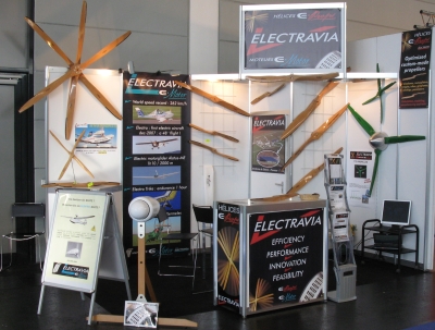 le stand d'ELECTRAVIA Hélices E-PROPS au Salon AERO 2011 Hall B3 104
