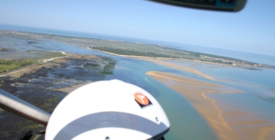 en vol au dessus de l'île de ré en paramoteur électrique